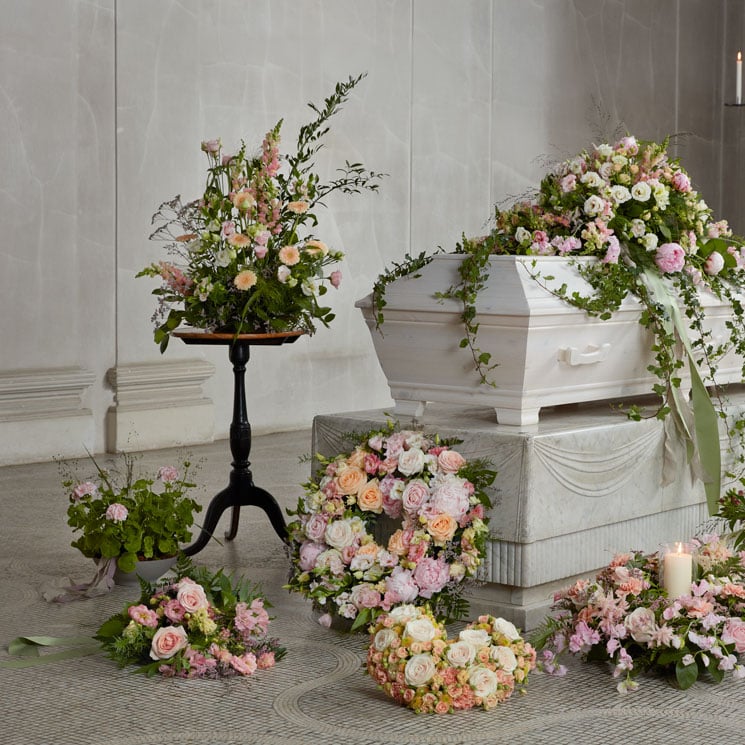 Blommor vid sorg & begravning | Interflora Begravningsblommor