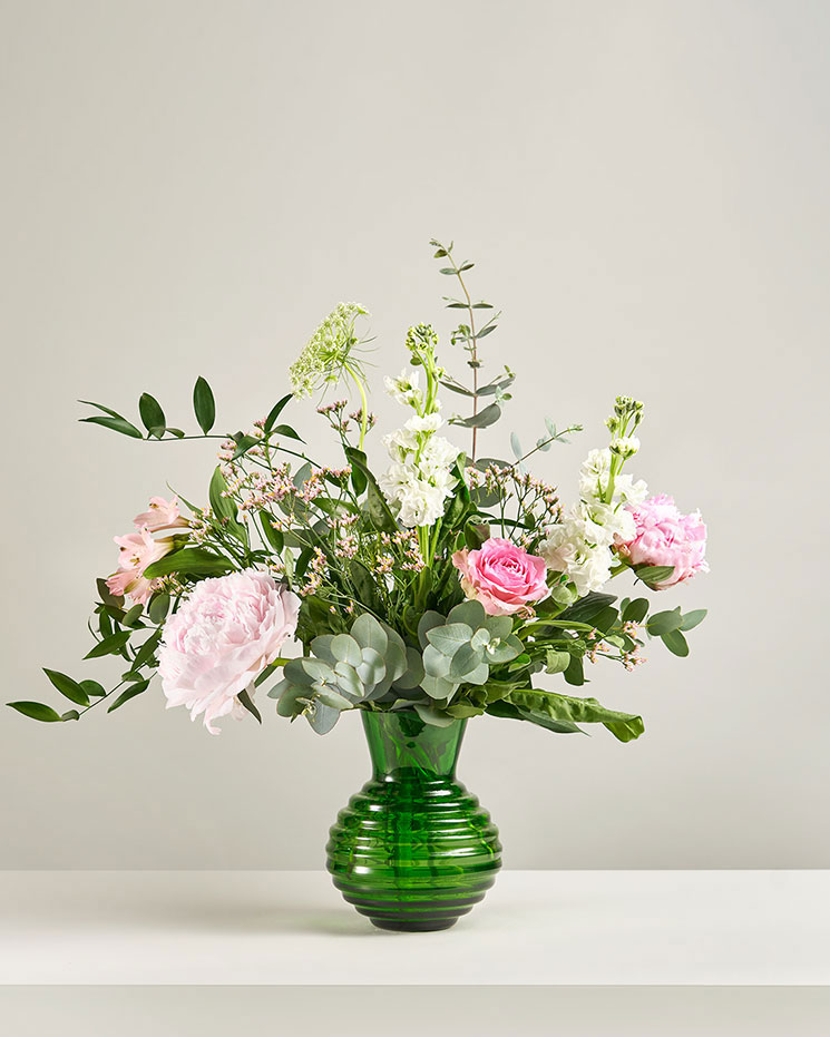 Vacker försommarbukett med rosa pioner, rosa rosor, alstroemeria, vit lövkoja, ammi majus och dekorationsgrönt.