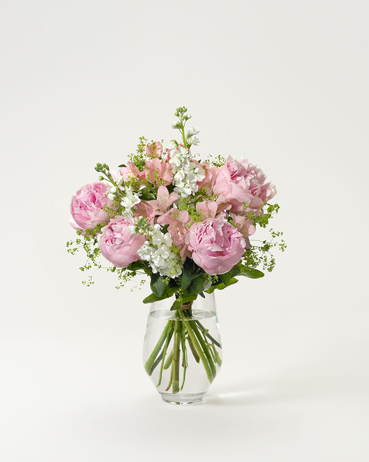 Blombukett med stora, rosa pioner, rosa alstroemeria och vit lövkoja. Superfin!
