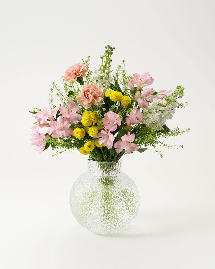 Somrig blombukett i rosa, gult och vitt. Blommor: alstroemeria, lövkoja, santini plus dekorationsgrönt.